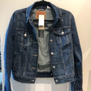 Levi’s Women’s Classic Trucker Denim Jacket